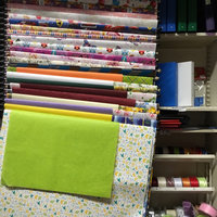Geschenkpapier und Bänder in unterschiedlichen Farben